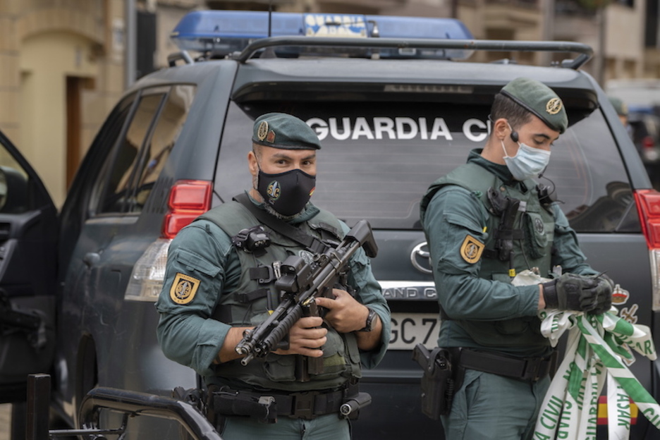 Guardia zibilak irrifarrez Zarautzen. (Andoni CANELLADA | FOKU) Guardia zibilak irrifarrez Zarautzen. (Andoni CANELLADA | FOKU)