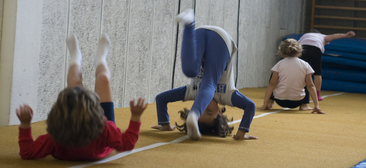 Txikis participando en cursillos deportivos.