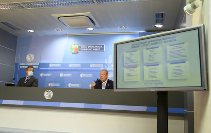 El consejero de Economía y Hacienda, Pedro Azpiazu, junto al portavoz del Gobierno, Bingen Zupiria. (Mikel ARRAZOLA/IREKIA)