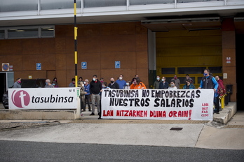 Concentración del comité de empresa de Tasubinsa ante las oficinas generales. (Iñigo URIZ/FOKU)