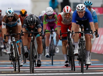 Arnaud Demare eta Peter Sagan, azken esfortzuan (Luca BETTINI / AFP)