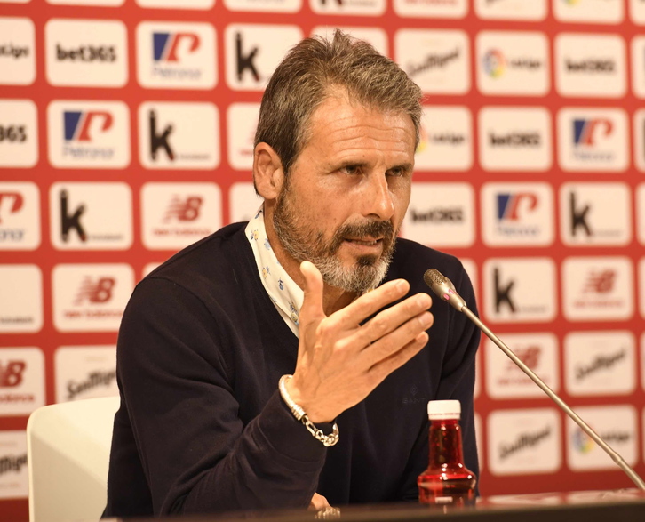 Alkorta durante la comparecencia ante los medios en San Mamés. (Raul BOGAJO / FOKU)