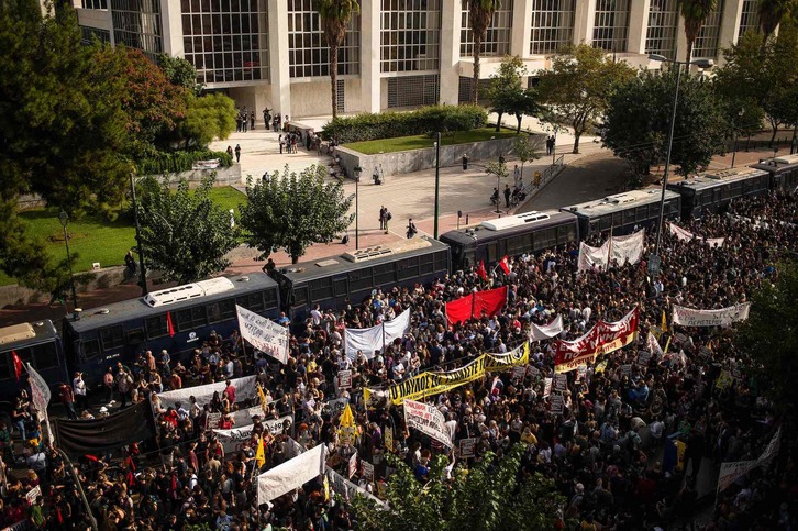Los antifascistas han esperado el veredicto frente al Tribunal de Apelaciones de Atenas. (Angelos TZORTZINIS/AFP)