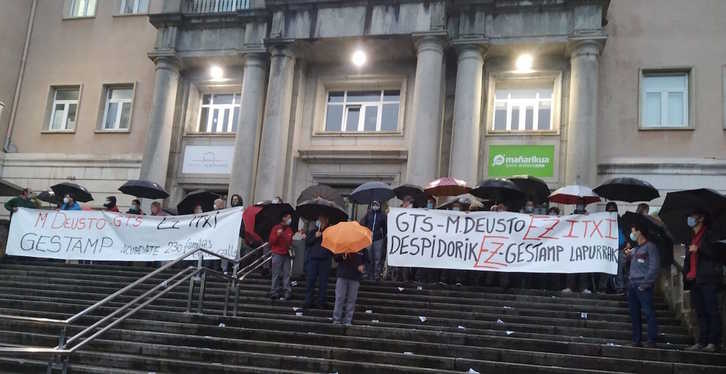 Movilización que los trabajadores Matricerías Deusto y GTS han llevado a cabo hoy. (LAB)