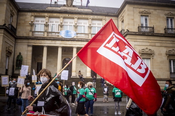 Goizeko kalejira Arabako Foru Aldundiaren egoitzaren aurrean amaitu da. (Jaizki FONTANEDA/FOKU)