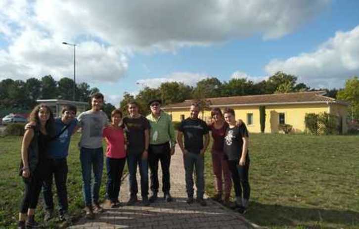 Mikel Barrios, rodeado de familiares y amigos a su salida, esta tarde, de la prisión de Mont-de-Marsan. (Kazeta.eus))