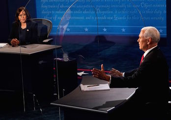 Harris y Pence, separados por una pantalla de plexiglás. (Morry GASH | AFP)