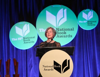 Loise Glück, 2n 2014, en los National Book Awards de Nueva York. (Robin MARCHANT | AFP)