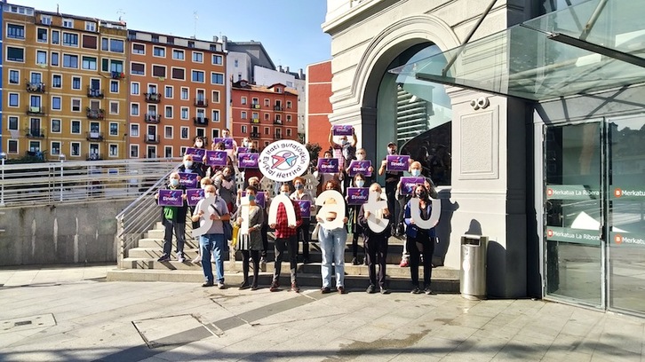 'Irati gurasoekin Euskal Herrira' dinamikak sinaduren bilketa martxan jarri dute. (Marcel PENA)