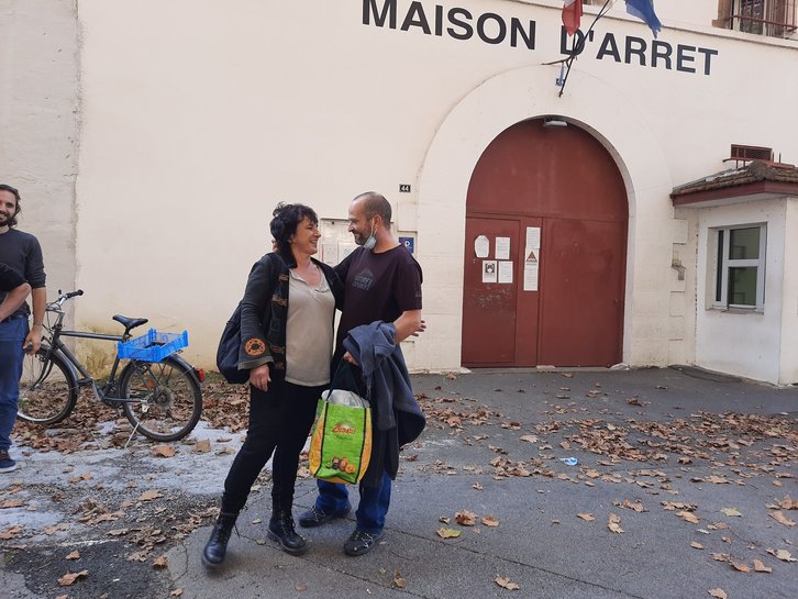 Igor Uriarte, al salir, esta tarde, de la prisión de Baiona. (@Maite_Ubiria)