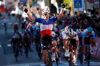 Como vulgarmente se dice, Arnaud Demare se ha impuesto en el sprint con una pierna. (GIRO 2020)