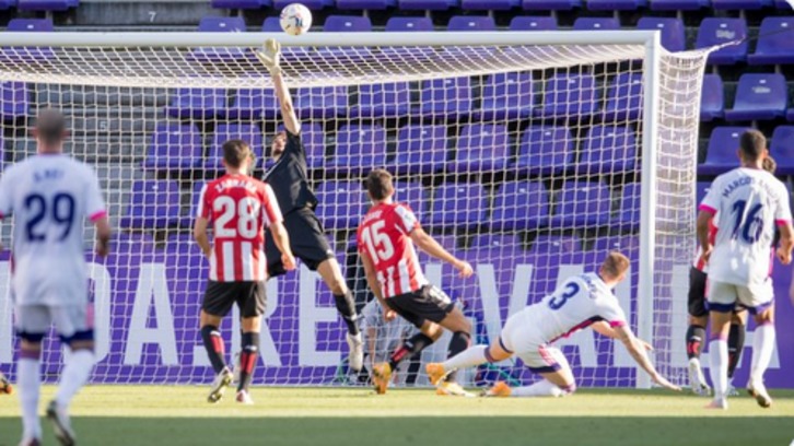 Ezkieta ha realizado varias paradas de mérito ante el Valladolid. (@AthleticClub)
