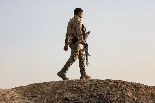 Egun Turkiaren mertzenarioa bilakatu den matxino siriarra Tal Abyad-en, iparraldean. (Bakr ALKASEM | AFP)