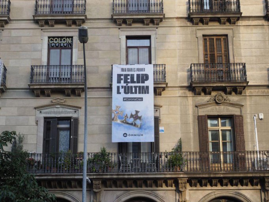 Pancarta de Omnium ante la estación a la que llega el rey: «Juan Carlos primero, Felipe último». (@Omnium)