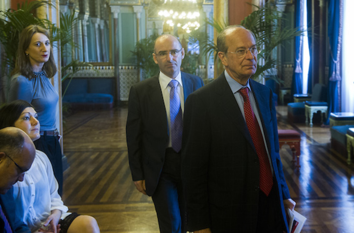 Andoni Aldekoa eta Ibon Areso Bilboko Udaletxean. (Luis JAUREGIALTZO/FOKU)