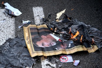 Al igual que el día anterior, los manifestantes han quemado imágenes del monarca español este viernes. (Josep LAGO | AFP)