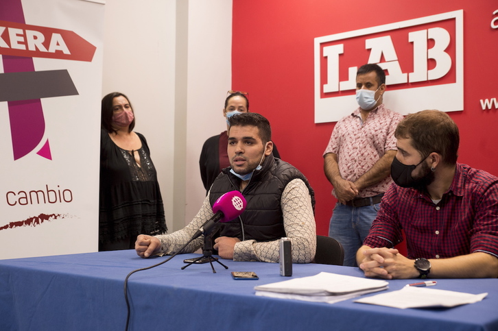 Houssein Yagoubi e Imanol Karrera, en la comparecencia en la sede de LAB. (Iñigo URIZ / FOKU)