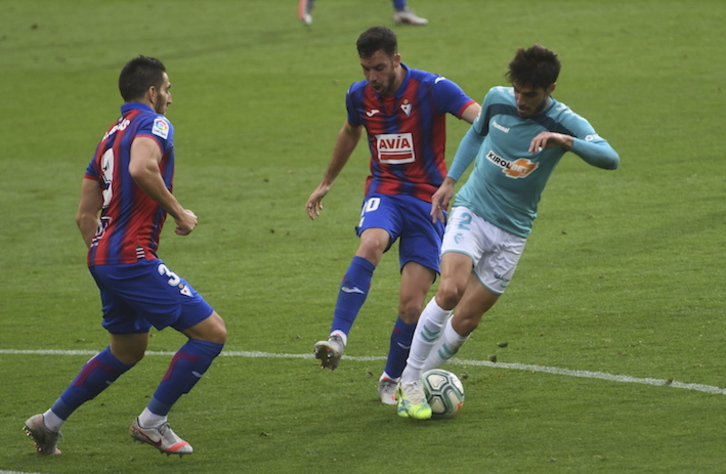 Encuentro entre el Eibar y Osasuna de la pasada temporada. (Jon URBE/FOKU)