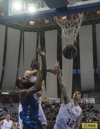 Ikuslerik gabe bada ere, Gipuzkoa Basketek Illunben sartzerik izango du azkenean, Zaragozaren aurka jokatzeko. (Jon URBE / FOKU)