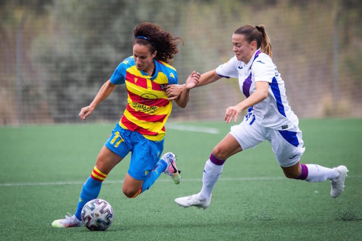 Alharilla y Carla Morera corren en disputa durante el choque de este mediodía en Buñol. (UD Levante)