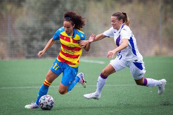 Alharilla y Carla Morera corren en disputa durante el choque de este mediodía en Buñol. (UD Levante)