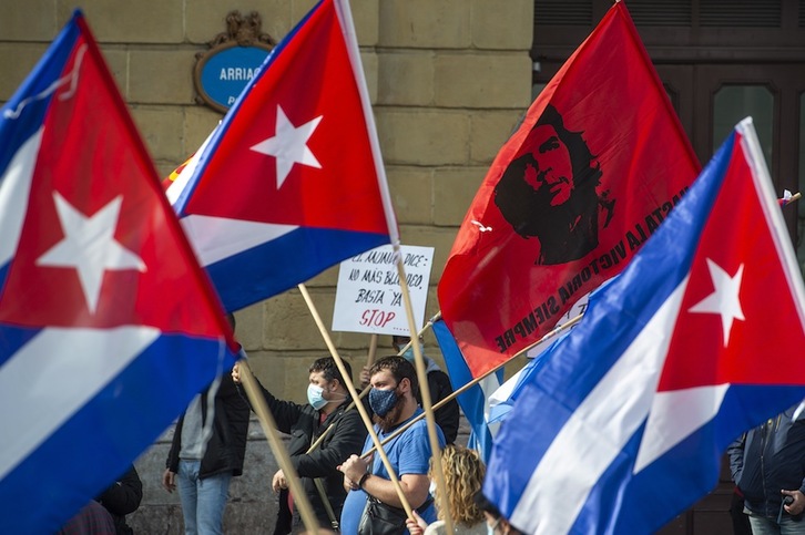 Concentración contra el bloqueo a Cuba en Bilbo. (Monika DEL VALLE/FOKU)