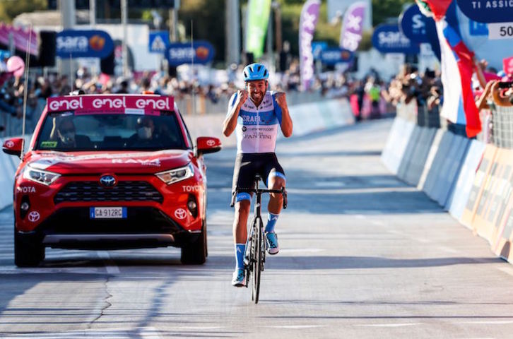 Alex Dowsett ha ganado una etapa en el Giro siete años después de la primera en una crono en 2013 con Movistar. (Luca BETTINI/AFP)