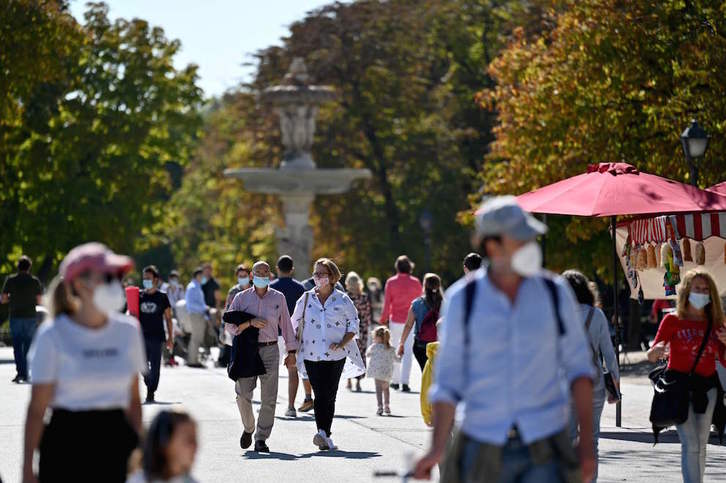 Gente paseando en el parque del Retiro de Madrid, este sábado. (Gabriel BOUYS/AFP)