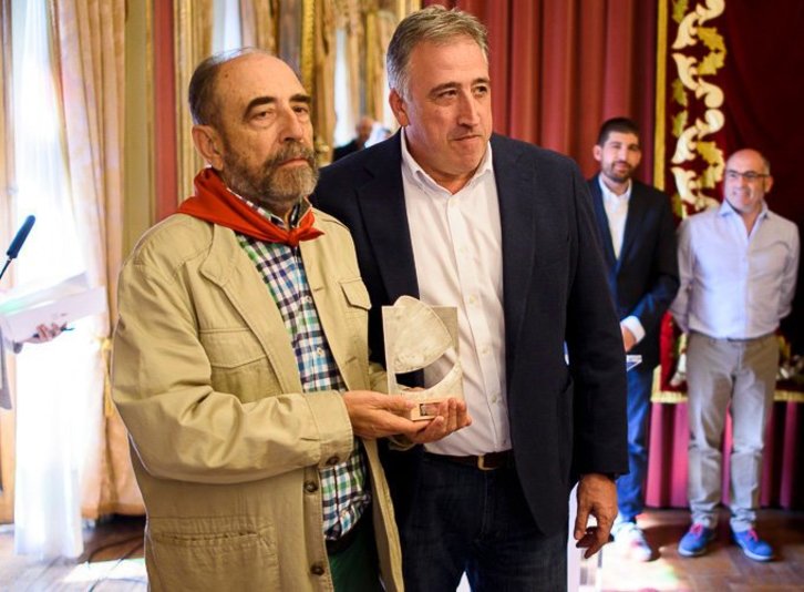 Javier Pagola y el exalcalde de Iruñea Joseba Asiron durante la entrega de Iruñeko Zapia en 2017. (@josebaasiron)