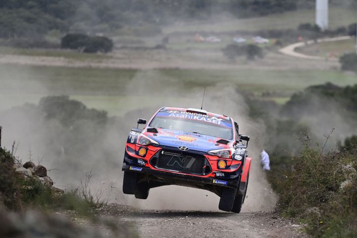 Dani Sordo intenta controlar su vehículo en Cerdeña. (Miguel MEDINA/AFP)