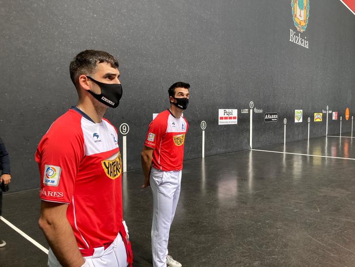 Joseba Ezkurdia e Iñigo Bikuña esperan a sus rivales en el Bizkaia. (ASPEPELOTA)