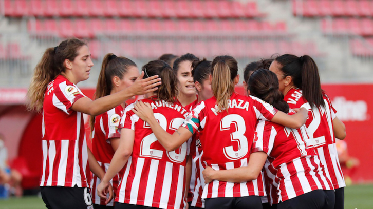 Las rojiblancas celebran el segundo gol de Lucía, que sentenciaba el partido. (LFP)