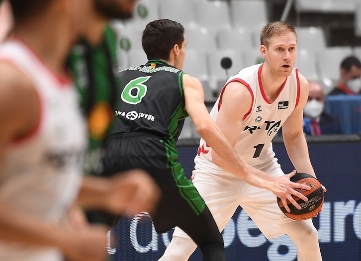 Jarosław Zyskowski, uno de los jugadores más destacados de Bilbao Basket, busca un pase marcado por Xabi López-Arostegi. (D. GRAU / ACB PHOTO)