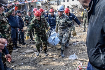 Equipos de rescate trasladan uno de los cadáveres tras el bombardeo en Ganja. (Bulent KILIC/AFP)