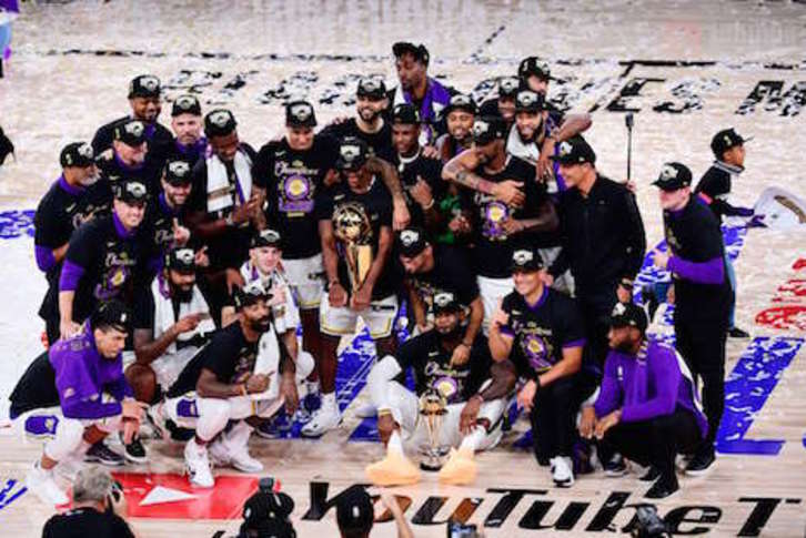 Los Angeles Lakers celebran su decimoséptimo título de campeones de la NBA. (Douglas P.DEFELICE/STR)