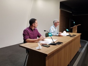 Mitxel Lakuntza ELAko idazkari nagusia eta Mikel Noval Gizarte arloko arduraduna.