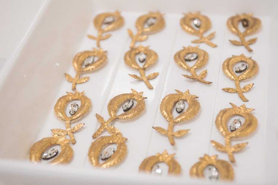 Apliques en cuero dorado, con pedrería. Pertenecen a un vestido rojo confeccionado en la primavera de 1954. (Juan Carlos RUIZ I FOKU)