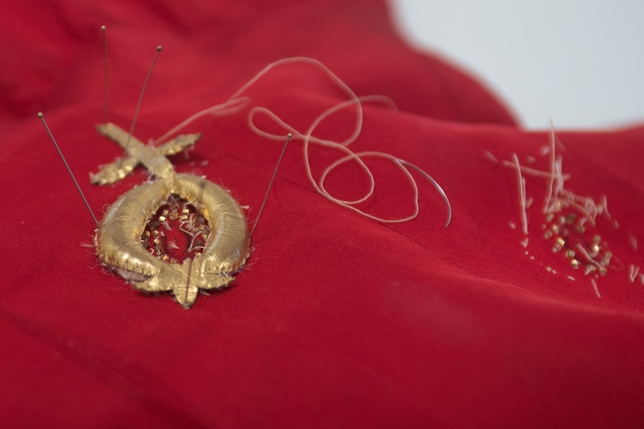 El vestido lleva diez apliques que el equipo debe coser uno a uno, también la pedrería y los abalorios. (Juan Carlos RUIZ I FOKU)