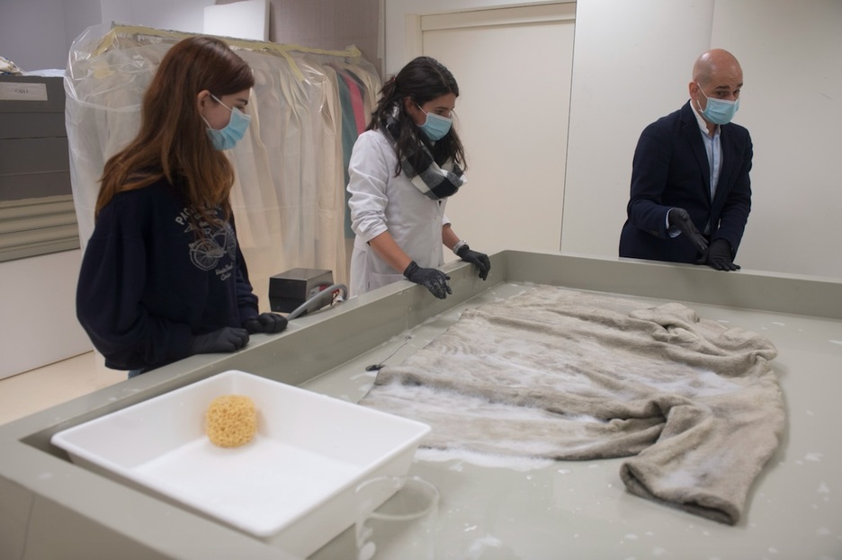 Ruth Valentín y Ane Gil, llegada desde la Facultad de BBAA con una beca, lavan un abrigo con una espuma especial. (Juan Carlos RUIZ I FOKU) 