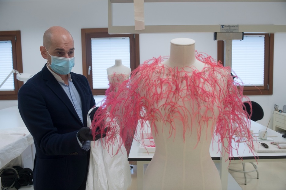 Parte superior que completa un vestido de plumas, creado en 1965. Han de teñir y coser una a una y a mano las plumas que faltan. (Juan Carlos RUIZ I FOKU)