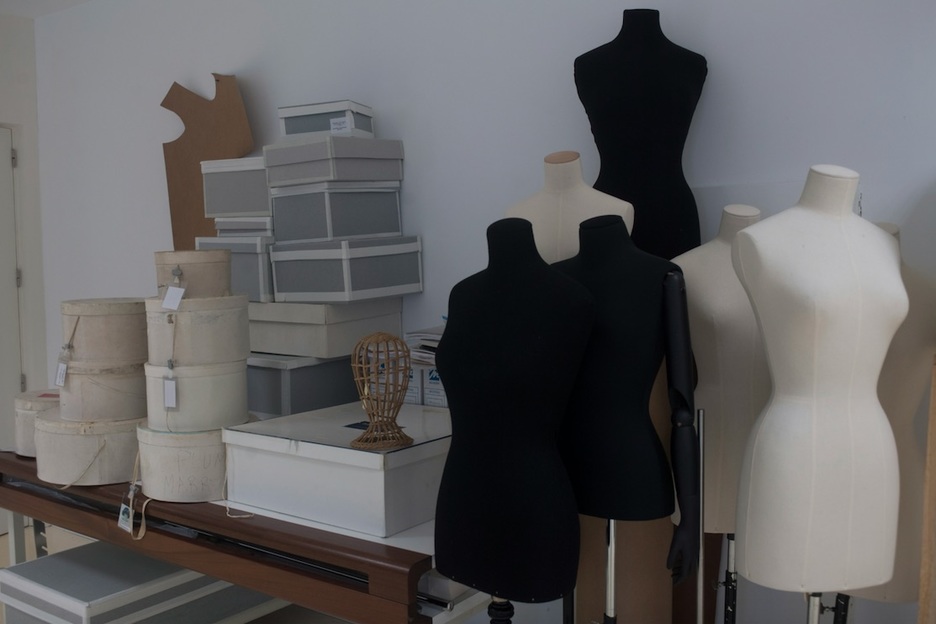 Cajas originales de sombreros Balenciaga y maniquís, en el taller de restauración. (Juan Carlos RUIZ I FOKU)
