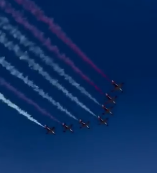 Bandera dibujada por los aviones. (@EjercitoAire)