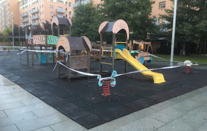 Parque infantil de Iruñea clausurado con precinto policial.