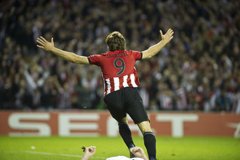 Llorente tras marcar el gol ante el Sporting de Lisboa que metió al Athletic en la final de la Europa League. (Luis JAUREGIALTZO / FOKU)