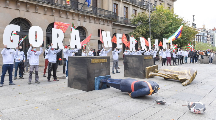 Las estatuas de Felipe de Borbón y Cristobal Colón, derribadas. (Idoia ZABALETA / FOKU)