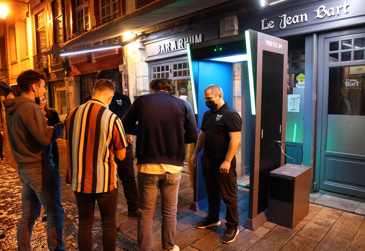 Pórtico instalado ante un conocido bar de Baiona para comprobar la temperatura y que el cliente lleva la mascarilla. (Bob EDME)