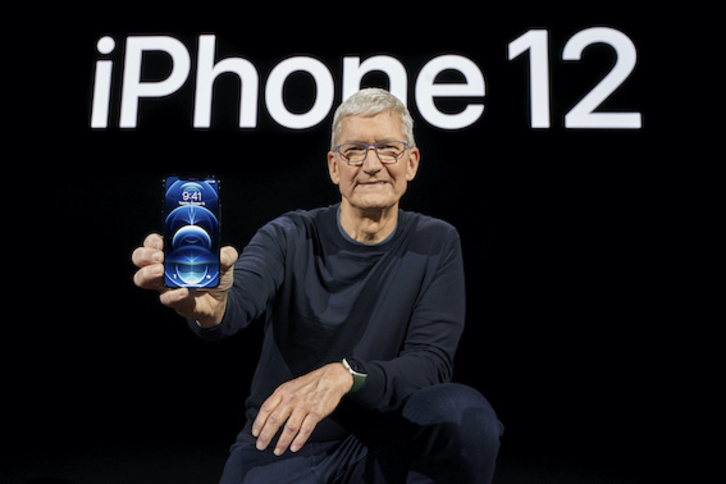Tim Cook, CEO de Apple, presenta el nuevo iPhone 12. (Brooks CRAFT/AFP)