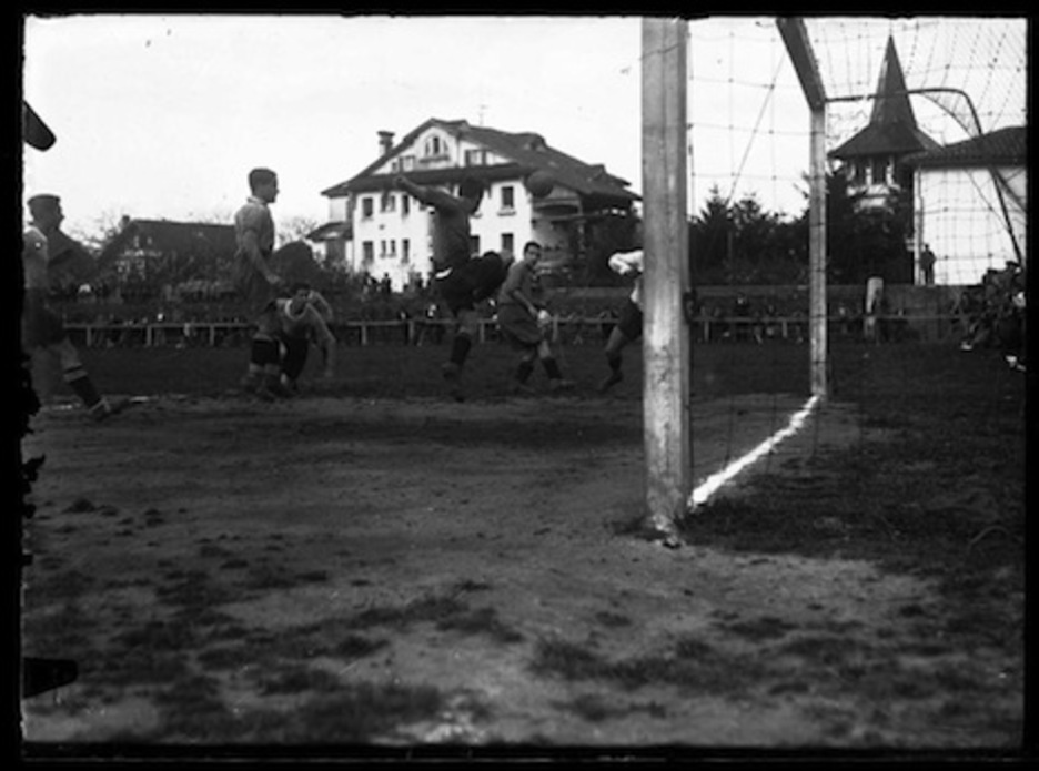 Tiro a puerta en un partido disputado por Osasuna en el antiguo campo de San Juan en mayo de 1933. (José GALLE/FOTOTECA DE NAFARROA)