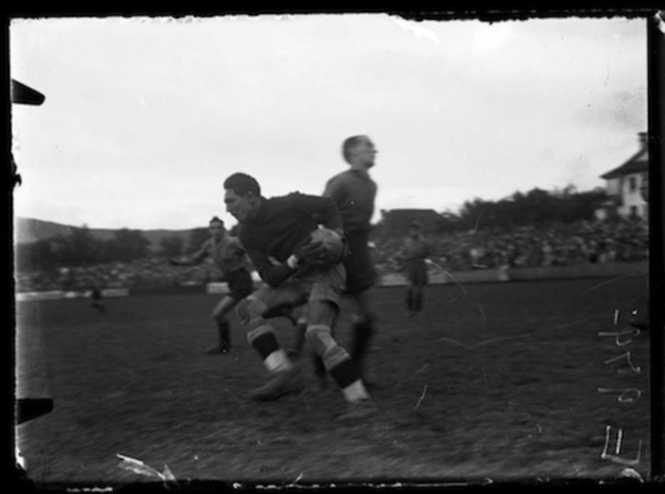 El portero se hace con el balón tras un tiro lejano del equipo contrario. Septiembre de 1933. (José GALLE/FOTOTECA DE NAFARROA)