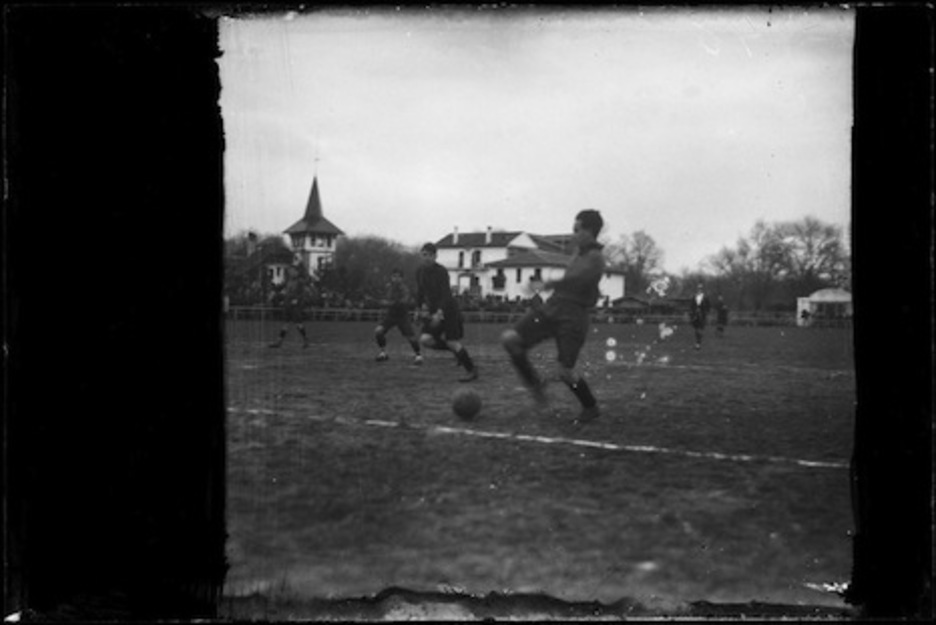l delantero rojillo se prepara el balón para disparar a puerta en un partido disputado en 1928. (José GALLE/FOTOTECA DE NAFARROA)